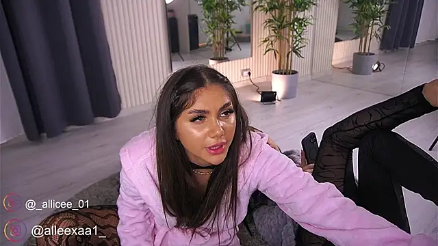 Snapshot of VanessaSimon chatting on March 21, 11:33 am VanessaSimon online show from March 21, 11:33 am