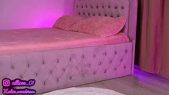 Snapshot of VanessaSimon chatting on September 17, 6:04 am VanessaSimon online show from September 17, 6:04 am