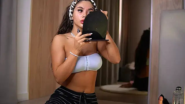 VanessaSimon online show from May 6, 5:46 am