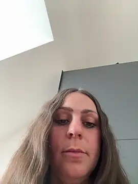 Snapshot of Loella-Rose chatting on May 7, 8:42 am Loella-Rose online show from May 7, 8:42 am