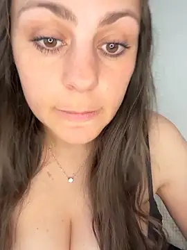Snapshot of Loella-Rose chatting on May 24, 12:21 pm Loella-Rose online show from May 24, 12:21 pm