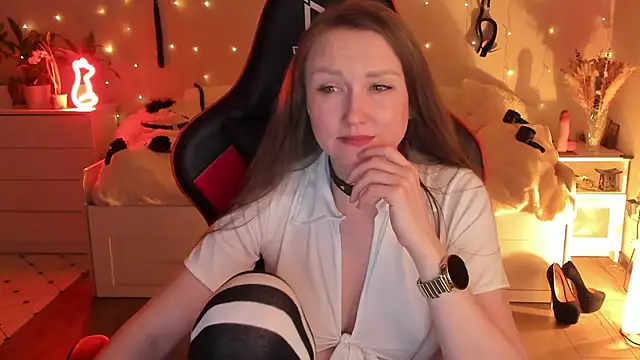 desperatehousewife   online show from March 7, 9:17 pm