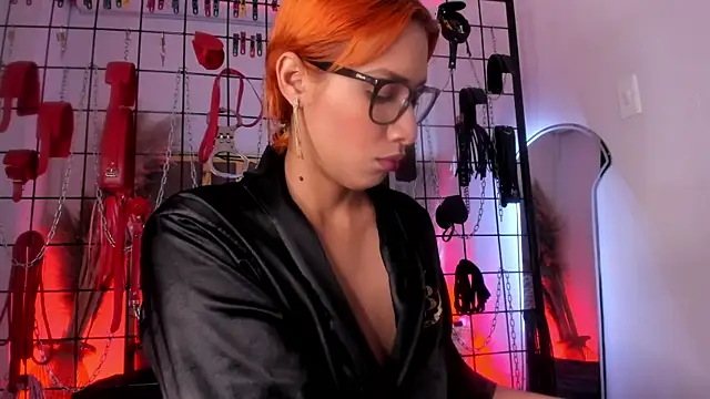 Snapshot of charrlotte_quinn chatting on February 7, 8:10 pm charrlotte quinn online show from February 7, 8:10 pm