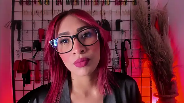 Snapshot of charrlotte_quinn chatting on September 18, 9:17 pm charrlotte quinn online show from September 18, 9:17 pm