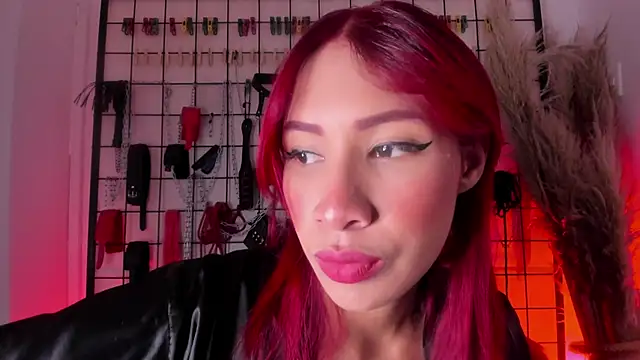 Snapshot of charrlotte_quinn chatting on October 10, 9:14 pm charrlotte quinn online show from October 10, 9:14 pm
