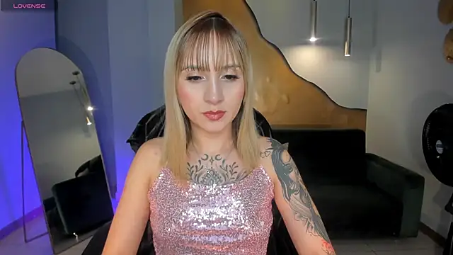 Snapshot of MollySundersX chatting on May 13, 8:27 pm MollySundersX online show from May 13, 8:27 pm