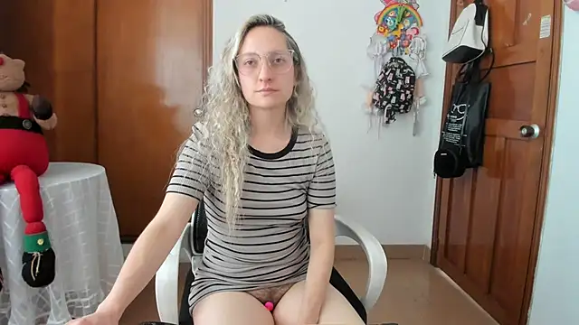 Snapshot of Adele_johnsonn1 chatting on May 11, 4:04 pm Adele johnsonn1 online show from May 11, 4:04 pm