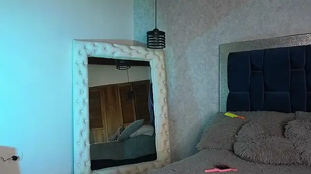 SaraWilliamss  online show from December 5, 1:06 pm