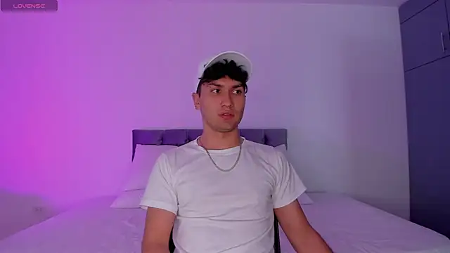 Valerio James7 online show from March 11, 7:36 pm