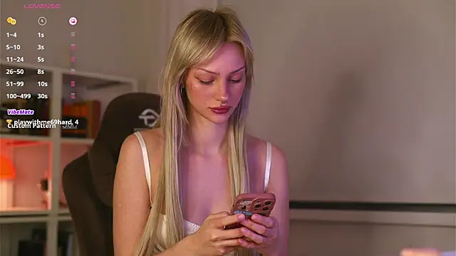 Snapshot of BabeHolly chatting on October 9, 9:35 pm BabeHolly online show from October 9, 9:35 pm