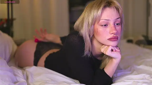 Snapshot of BabeHolly chatting on October 28, 1:20 am BabeHolly online show from October 28, 1:20 am