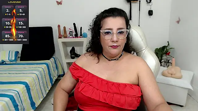 Snapshot of mom_hot__ chatting on November 9, 6:17 pm mom hot online show from November 9, 6:17 pm