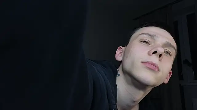 Snapshot of R1mmo__ chatting on October 19, 12:55 am R1mmo   online show from October 19, 12:55 am