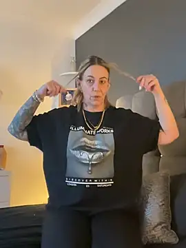 Snapshot of blondebitch2 chatting on January 14, 2:32 pm blondebitch2 online show from January 14, 2:32 pm