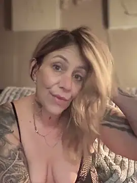 Snapshot of blondebitch2 chatting on March 8, 12:22 am blondebitch2 online show from March 8, 12:22 am