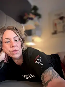 Snapshot of blondebitch2 chatting on November 16, 11:16 am blondebitch2 online show from November 16, 11:16 am