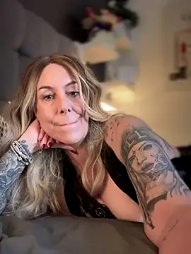 Snapshot of blondebitch2 chatting on November 18, 10:31 am blondebitch2 online show from November 18, 10:31 am