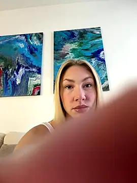 LuisaBecker online show from November 15, 9:28 am