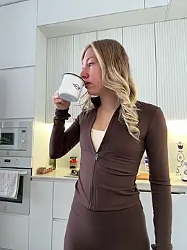 LuisaBecker online show from January 19, 9:57 am