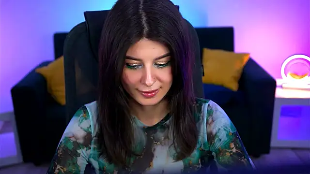 NicoleMun online show from March 4, 5:45 pm