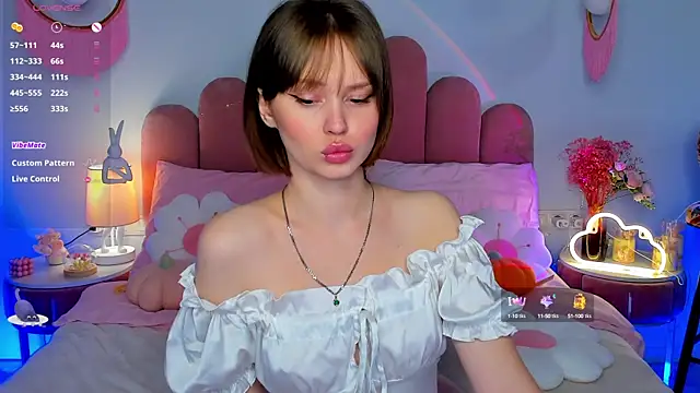 Snapshot of MaryLew chatting on October 12, 5:28 am MaryLew online show from October 12, 5:28 am