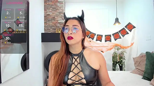 Snapshot of _LaraMom_ chatting on October 31, 7:37 pm LaraMom online show from October 31, 7:37 pm