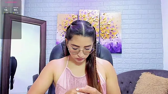 Snapshot of _LaraMom_ chatting on November 19, 7:25 pm LaraMom online show from November 19, 7:25 pm