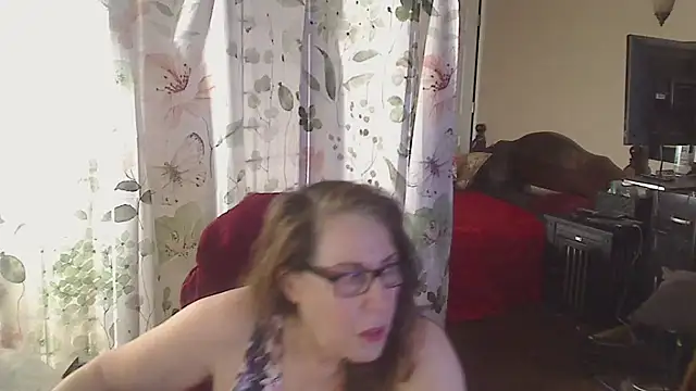 Snapshot of Ireallysquirt chatting on June 6, 4:06 am Ireallysquirt online show from June 6, 4:06 am