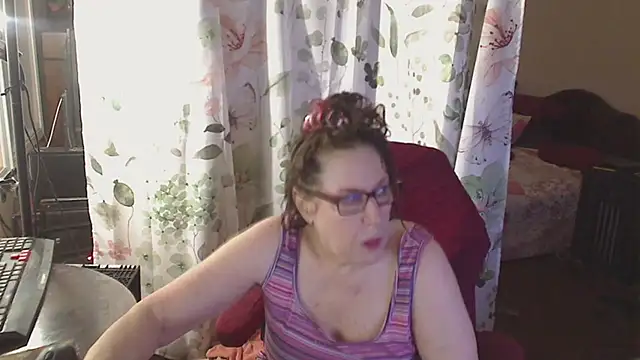 Snapshot of Ireallysquirt chatting on July 1, 4:14 am Ireallysquirt online show from July 1, 4:14 am