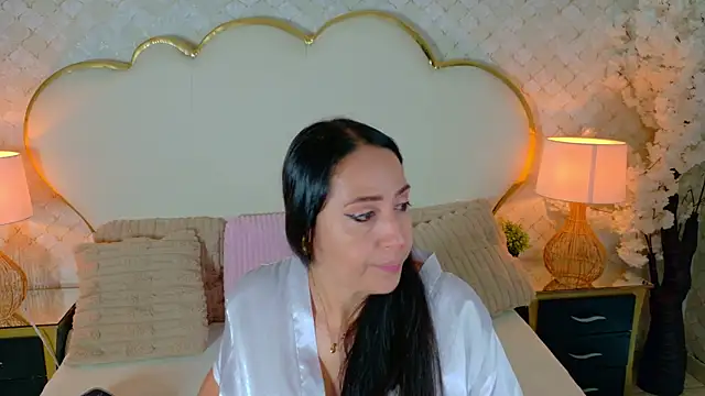 Snapshot of MayraVegas chatting on July 25, 2:03 pm MayraVegas online show from July 25, 2:03 pm