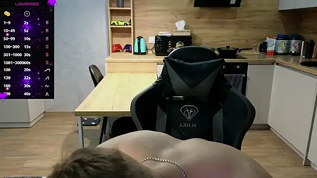 Snapshot of Larstar01 chatting on March 3, 1:10 am Larstar01 online show from March 3, 1:10 am