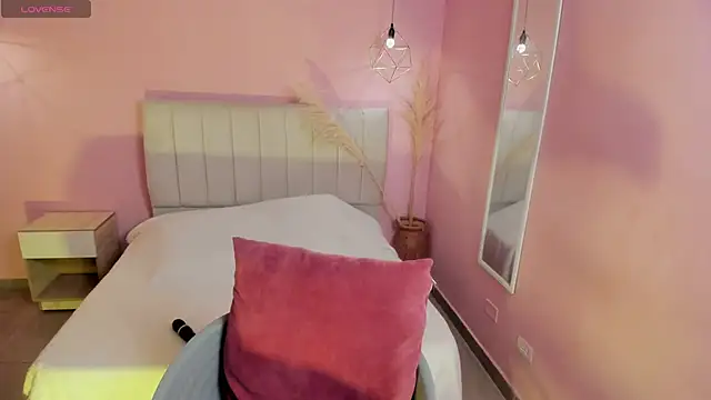 Snapshot of tiffani__love chatting on January 9, 12:30 pm tiffani  love online show from January 9, 12:30 pm