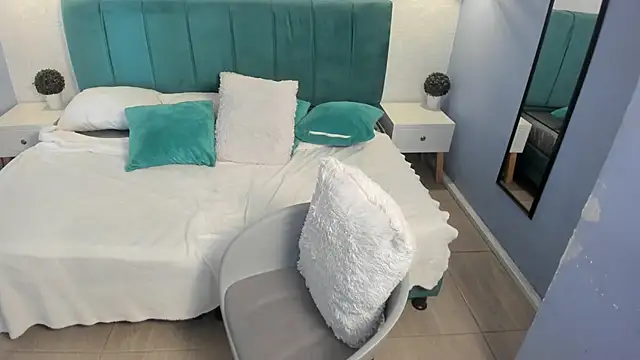 Snapshot of tiffani__love chatting on February 13, 12:00 pm tiffani  love online show from February 13, 12:00 pm