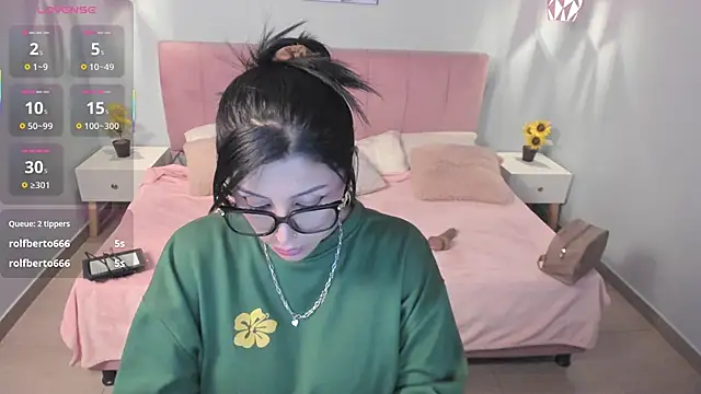 Snapshot of tiffani__love chatting on March 22, 6:03 pm tiffani  love online show from March 22, 6:03 pm