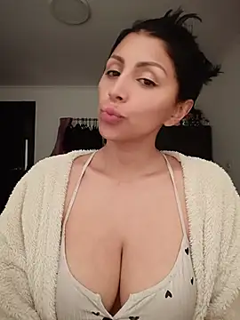 tiffani  love online show from June 24, 3:33 pm