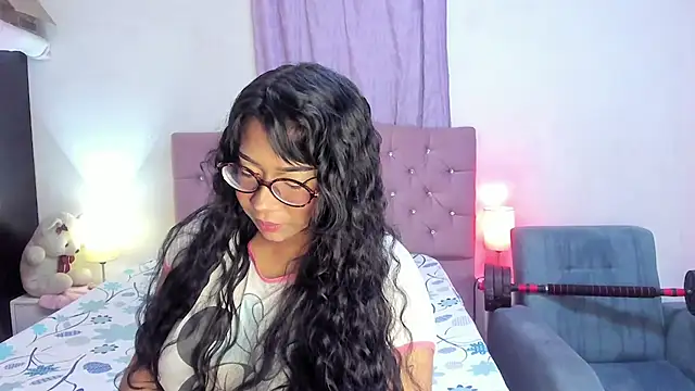 Snapshot of Latinabombsheell chatting on June 29, 5:35 am Latinabombsheell online show from June 29, 5:35 am