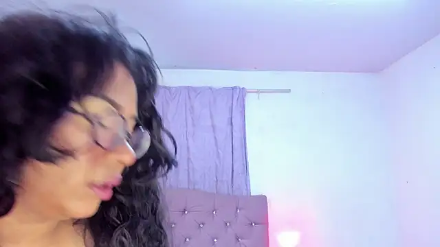 Snapshot of Latinabombsheell chatting on July 1, 6:37 am Latinabombsheell online show from July 1, 6:37 am