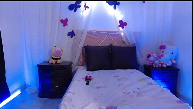 Snapshot of HanaWayne chatting on February 19, 1:06 pm HanaWayne online show from February 19, 1:06 pm