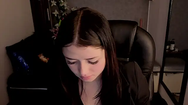 almma shy online show from October 28, 1:36 pm