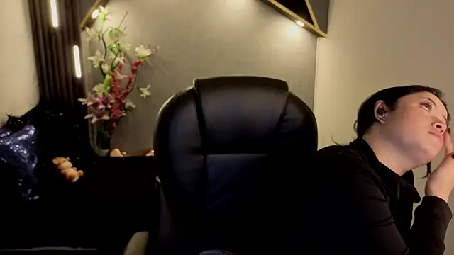 almma shy online show from November 25, 1:22 pm