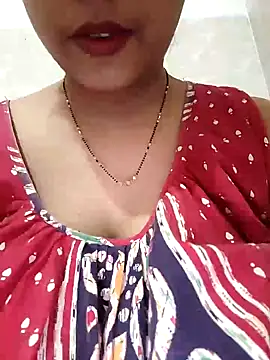 Snapshot of sexyindi_couple chatting on January 19, 1:44 pm sexyindi couple online show from January 19, 1:44 pm