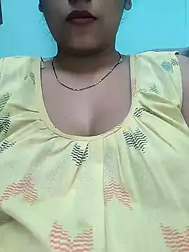 Snapshot of sexyindi_couple chatting on February 5, 7:07 am sexyindi couple online show from February 5, 7:07 am