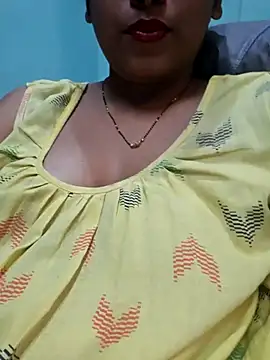 Snapshot of sexyindi_couple chatting on February 17, 6:09 am sexyindi couple online show from February 17, 6:09 am