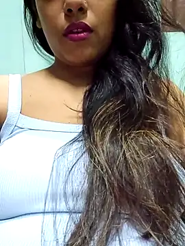 Snapshot of sexyindi_couple chatting on May 5, 12:57 pm sexyindi couple online show from May 5, 12:57 pm