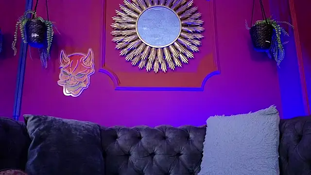 Snapshot of Julieta_Russell chatting on May 8, 11:37 am Julieta Russell online show from May 8, 11:37 am