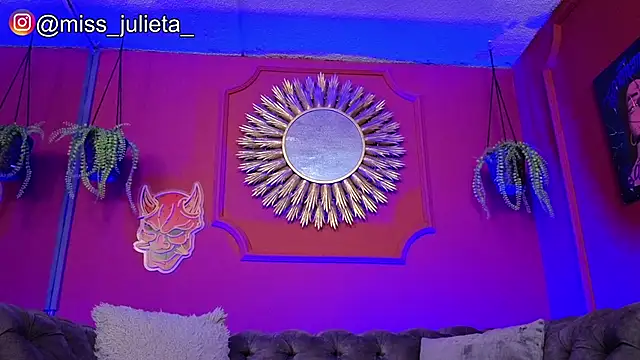Snapshot of Julieta_Russell chatting on May 25, 11:49 am Julieta Russell online show from May 25, 11:49 am
