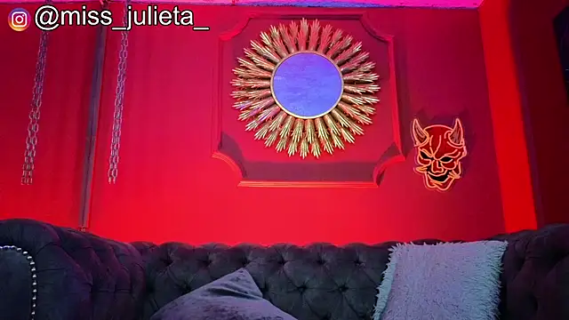 Snapshot of Julieta_Russell chatting on July 8, 11:58 am Julieta Russell online show from July 8, 11:58 am