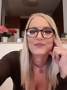 Snapshot of kikkastar chatting on December 3, 7:44 pm kikkastar online show from December 3, 7:44 pm