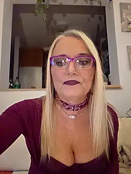 Snapshot of kikkastar chatting on November 10, 8:19 pm kikkastar online show from November 10, 8:19 pm