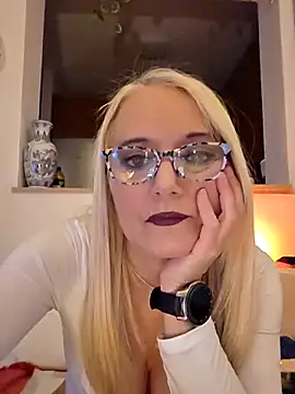 Snapshot of kikkastar chatting on December 4, 8:50 pm kikkastar online show from December 4, 8:50 pm